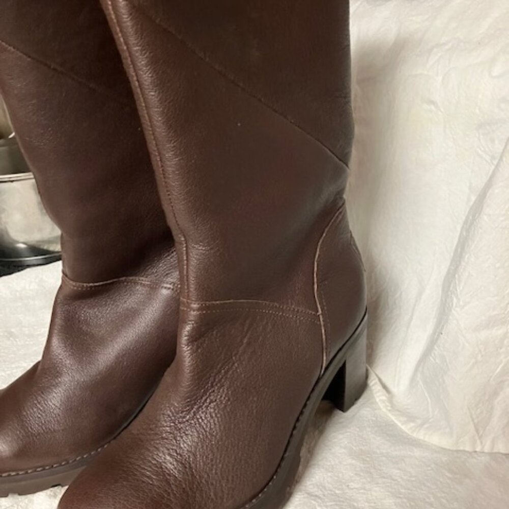 Pair heeled Ugg Boots